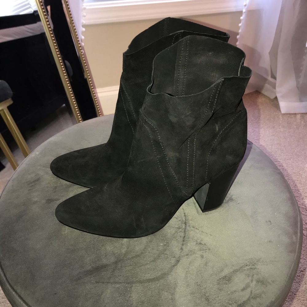 Vince Camuto size 9.5 black suede ankle boots